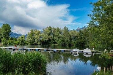 İsviçre, Lac Leman 'ın küçük limanı, ormanlarla çevrili.