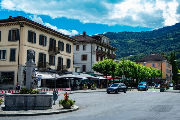 Monthey, Schweiz - 18. Juni 2020 - Hauptplatz mit viel Verkehr — Stockfoto