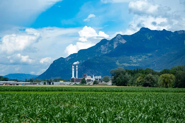 Planta industrial no campo verde no vale do Ródano em Valais, Suíça — Fotografia de Stock