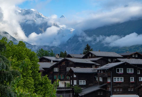 Edificios históricos en Valais, Suiza, con montañas en el fondo — Foto de Stock