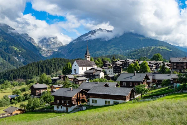 Panoroma del pueblo histórico Ernen dentro de los Alpes en Valais, Suiza — Foto de Stock