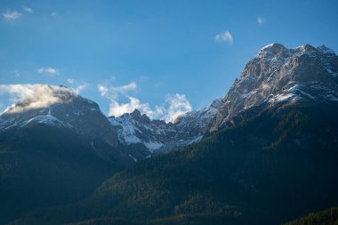Panorama ve yüksek zirve İsviçre 'nin Engadin kentindeki bir köy olan Scuol' dan görüldü.