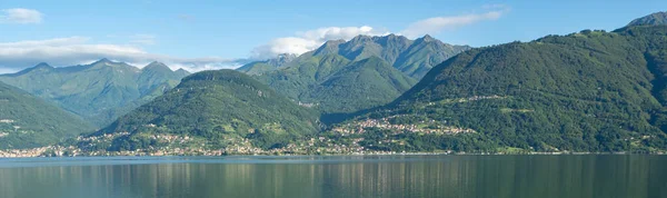 Lihat dari Colico ke sisi berlawanan dari lago di como dengan pegunungan — Stok Foto