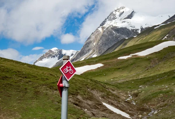 Una marca de la ruta nacional de bicicletas en el paso de albula, Suiza. — Foto de Stock