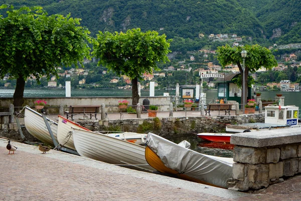 Pequeño puerto de Torno, Italia, en Lago di Como, con peces pequeños barcos de pesca — Foto de Stock