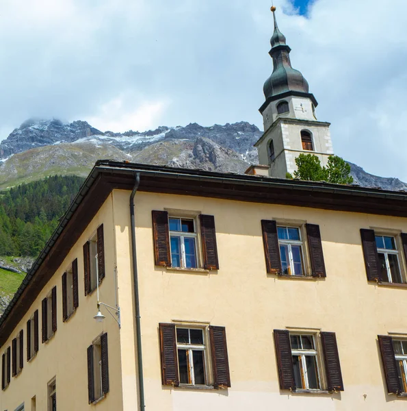 Spluegen, Suiza - 13 de junio de 2021: Edificios históricos en el centro del pueblo — Foto de Stock