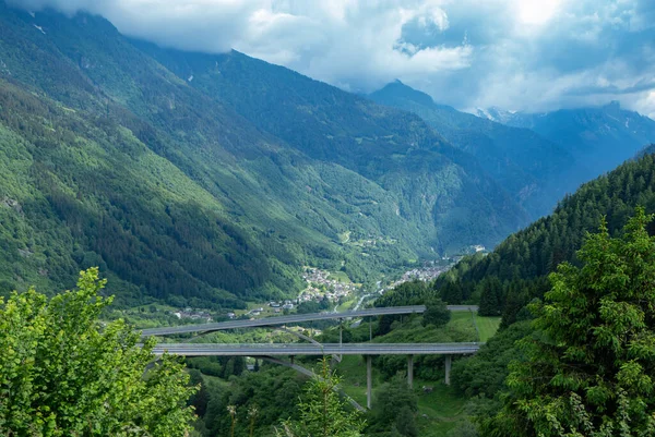 Ponti dell'autostrada San Bernardino sopra la Valle Mesolcina, Svizzera — Foto Stock