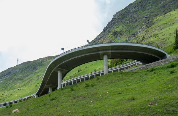 Un puente, una curva y una galería en la autopista Gotthard pasan calle, Suiza — Foto de Stock