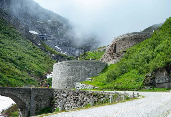 Serpentyny historycznej ulicy Tremola przy przełęczy Gotthard, Szwajcaria — Zdjęcie stockowe