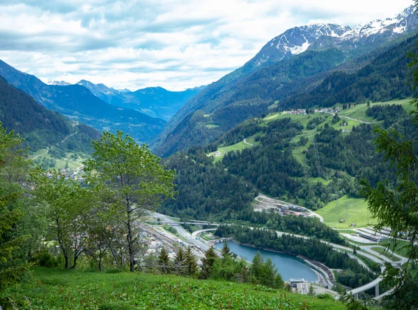 Vista desde la calle Gotthard Pass, Suiza, hasta el valle con infraestructura — Foto de Stock