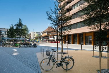 Morges, İsviçre - 11 Temmuz 2021: İstasyon çevresindeki modern mimari