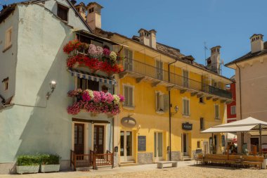 Domodossola, İtalya - 30 Haziran 2021: Şehir merkezindeki tarihi konut binaları