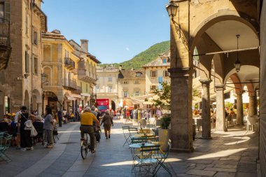 Domodossola, İtalya - 30 Haziran 2021: Tarihi kent merkezinde canlı ana meydan