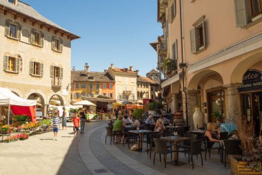 Domodossola, İtalya - 30 Haziran 2021: Tarihi şehir merkezinde bir pazar gününde canlı ana meydan