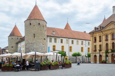 Yverdons-les-bains, İsviçre - 11 Temmuz 2021: Tarihi cepheler, bir restoran ve şehir merkezindeki kule