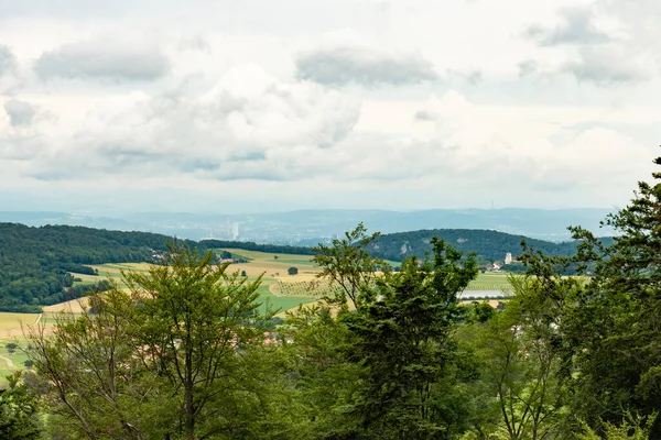 Jura tepelerinden Mariastein manastırının üzerinden İsviçre 'nin Basel şehrine doğru.