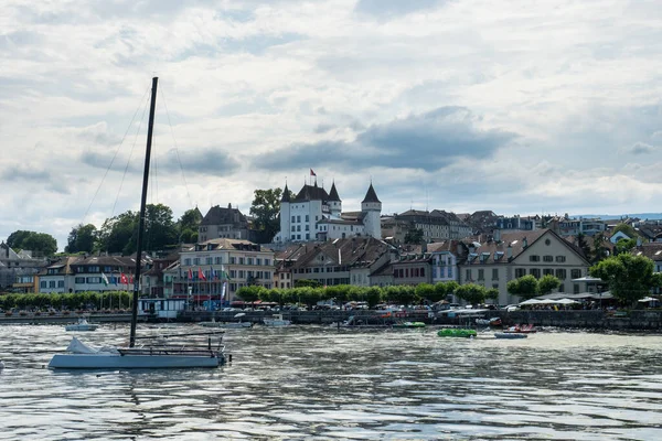 Nyon, Szwajcaria - 10 lipca 2021: Widok na nabrzeże miasta w Lac Leman — Zdjęcie stockowe