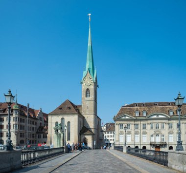 Zürih, İsviçre - 20 Ağustos 2021: Limmat Nehri üzerindeki köprüden Frauenmuenster Kilisesi