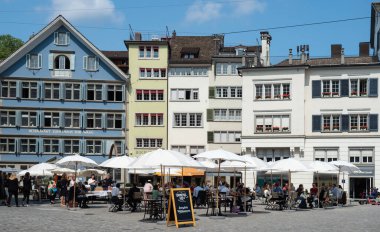 Zürih, İsviçre - 20 Ağustos 2021: Şehir merkezinde ünlü tarihi Muensterhof