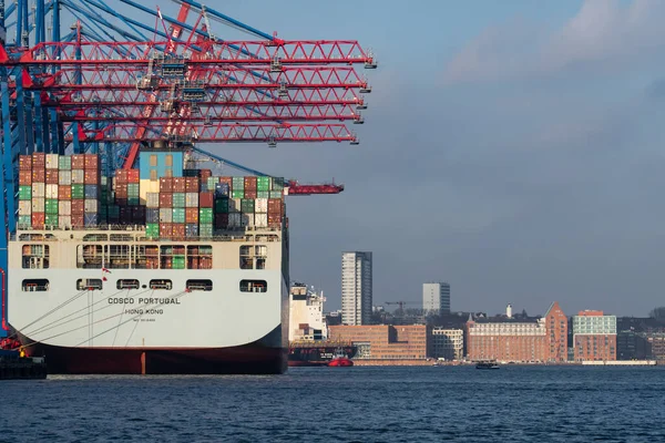 Hamburgo, Alemania - 29 de diciembre de 2018: Gran contenedor Cosco en la terminal portuaria frente al centro de la ciudad —  Fotos de Stock