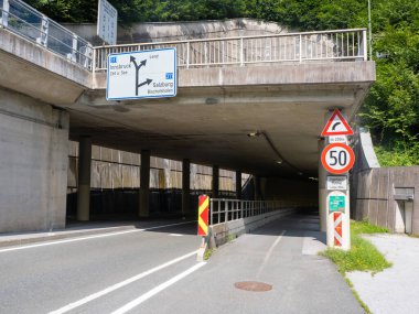 Avusturya 'nın Gasteinertal kentinin girişindeki Klammstein tüneli boyunca bisiklet için mükemmel bir altyapı. Ana yol boyunca ayrı ve yükseltilmiş bir bisiklet yolu..
