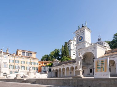 İtalya 'nın başkenti Udine' de tarihi Piazza della Liberta 'nın etrafı güzel binalarla çevrili..