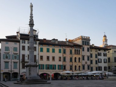 İtalya 'nın Udine kentindeki merkez meydanı Giacomo Matteotti' de akşam güneşini yansıtan tarihi konut binaları bulunmaktadır..