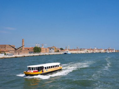 İtalya 'nın Venedik kıyısındaki tarihi binalara giden bir toplu taşıma gemisinden feribot görüntüsü.