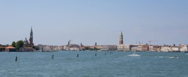 İtalya 'nın Venedik şehir merkezinin siluetinin tarihi binaları ve kiliseleriyle muhteşem bir manzarası var..