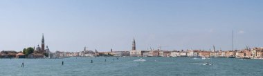 İtalya 'nın Venedik şehir merkezinin siluetinin tarihi binaları ve kiliseleriyle muhteşem bir manzarası var..