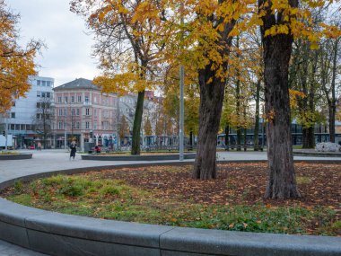 Almanya 'nın Augsburg kentinin yenilenmiş ve yeniden tasarlanmış olan Koenigsplatz merkezi toplu taşıma düğümüdür. Ağaç adaları ile çekici kentsel alan. 