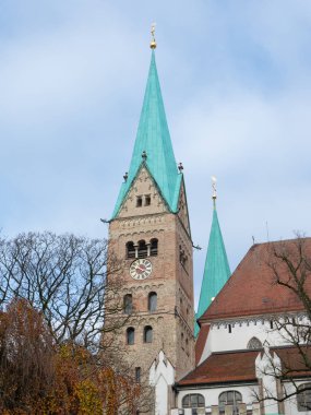 Almanya Augsburg şehrinin tarihi kubbesinin cephesi ve kulesi.