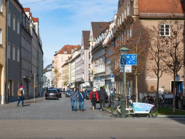 Spitalgasse, Almanya 'nın Augsburg şehrindeki bir kentsel caddedir ve yakın zamanda çekici bir kentsel çevre olarak yenilenmiştir..