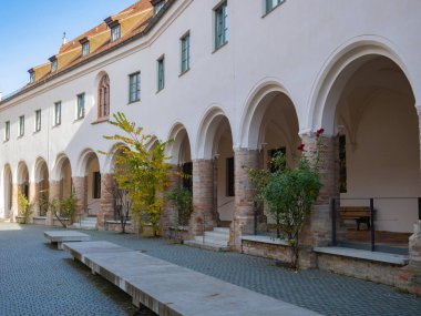 Almanya 'nın tarihi şehir merkezi Augsburg' da güzel bir mimari: Uzun atari ve sütunları olan Wollmarkt iç avlusu.