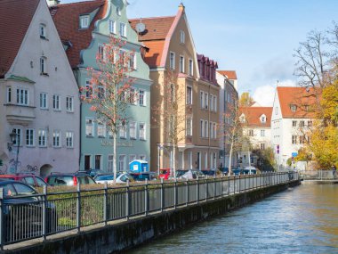 Almanya 'nın tarihi şehir merkezi Augsburg' da güzel bir mimari. Schwamm caddesi boyunca farklı renklerde tarihi evler..