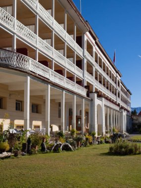 Hotel Schatzalp, İsviçre 'nin Davos kentine yakın ünlü bir tarihi oteldir. Güzel bir bahçenin arkasındaki tüm cephede durum. Thomas Mann 'dan Zauberberg romantizm sahnesi.