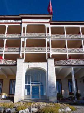 Hotel Schatzalp, İsviçre 'nin Davos kentine yakın ünlü bir tarihi oteldir. Güzel bir bahçenin arkasındaki tüm cephede durum. Thomas Mann 'dan Zauberberg romantizm sahnesi.