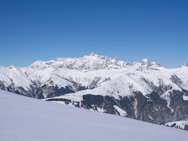 İsviçre 'nin Praettigau bölgesinde Raetikon panoramik kar ayakkabısı izinden güzel bir dağ manzarası görüldü..