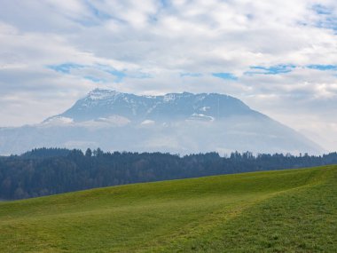 Rigi dağının profili, İsviçre 'de bulutlu gökyüzünün altındaki ünlü bir dağ..
