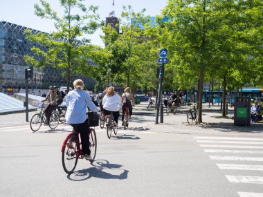 Kopenhag, Danimarka bisiklet altyapı politikasıyla ünlüdür. Bisikletçilerin bisiklet şeridinde şehir meydanını geçmeleri durumu.