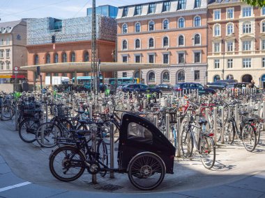 Norreport, Danimarka 'nın tarihi şehir merkezi Kopenhag' ın batı sınırında yer alan büyük bir şehir meydanı ve metro istasyonudur. Bisiklet parkı ve arkasında tarihi binalar olan bir kargo bisikleti..
