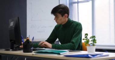  İşi bitirmek için acele eden ofis çalışanı