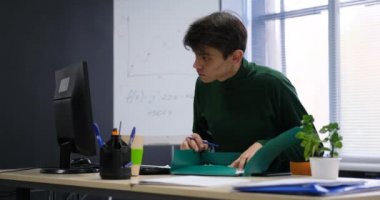  Yorgun işadamı çalışanlardan memnun değil