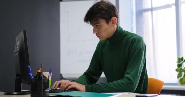 Trabajador de oficina corriendo a completar el trabajo — Vídeos de Stock