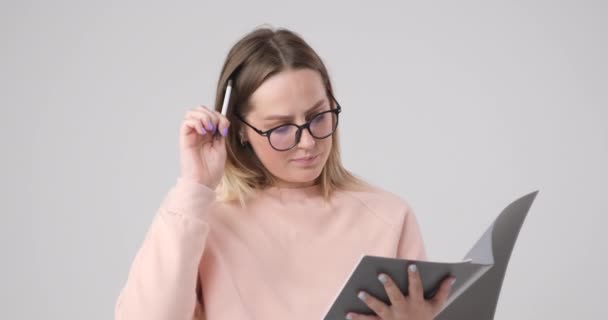Chytrá Dívka Brýlemi Řeší Obtížný Problém — Stock video