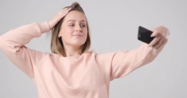 Kız mutlu bir şekilde gülümsüyor.