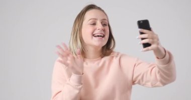 Kız aldığı parayla seviniyor.