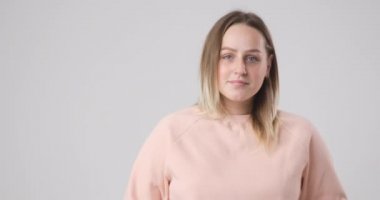 Hassas kız kamerada poz veriyor.