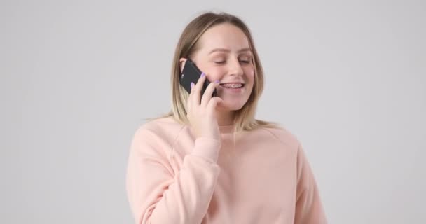 Κορίτσι Μιλάει Ενθουσιασμό Ένα Κινητό Τηλέφωνο — Αρχείο Βίντεο