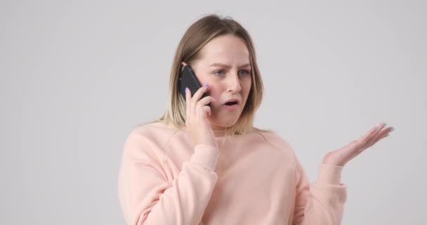 Κορίτσι Μιλάει Ενθουσιασμό Ένα Κινητό Τηλέφωνο — Αρχείο Βίντεο